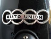 Logo d’après 1949. Auto Union est indiqué au centre des anneaux noirs. Photo : Oxfordian Kissuth (cc)
