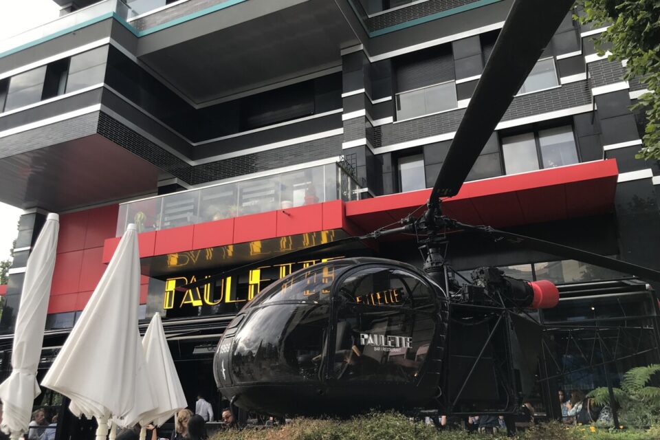 En entrée ou en dessert ? Le restaurant Paulette, à Issy-les-Moulineaux, accueille sur sa terrasse un hélicoptère Alouette-II.