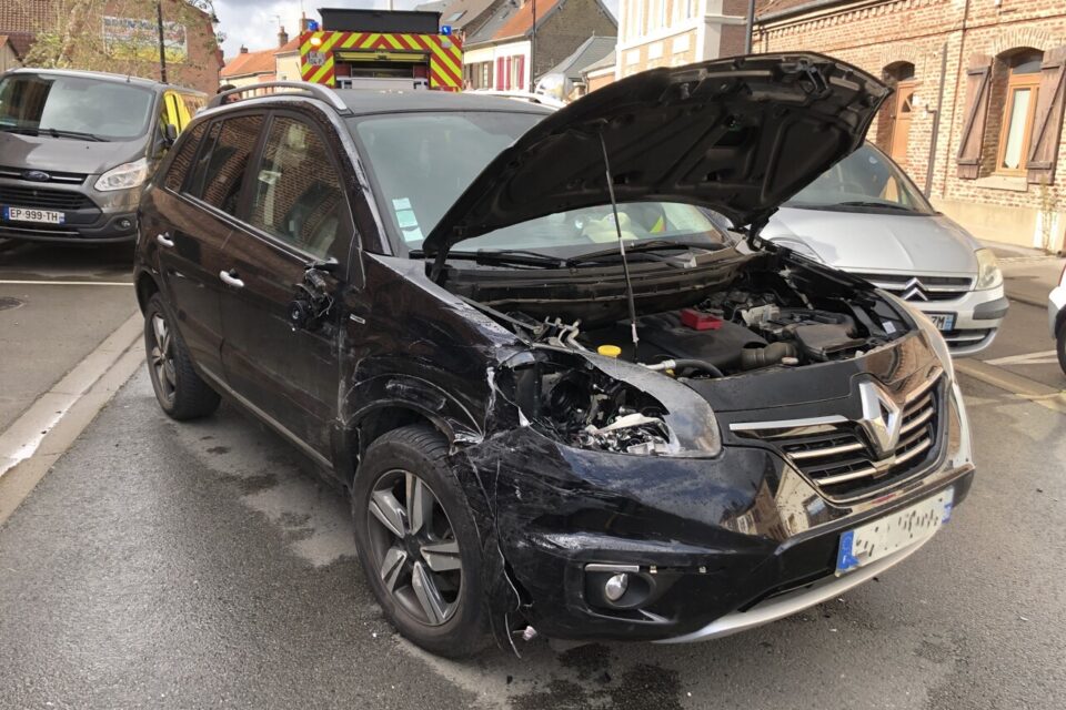 Le Renault Koleos est venu percuter trois véhicules en stationnement.